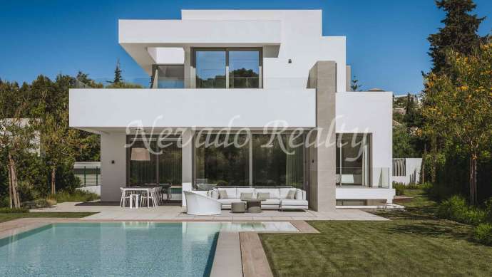 							Villa nueva en Estepona en venta
					