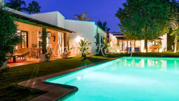 Villa en Guadalmina Marbella con estilo ibicenco en venta