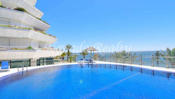 Apartamento en primera línea de playa con vistas al mar en Marbella centro