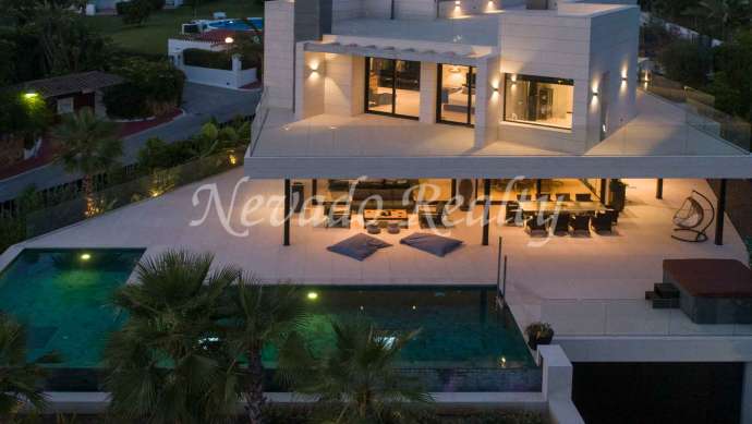 Villa à Parcelas del Golf à communauté fermée à Nueva Andalucia à vendre