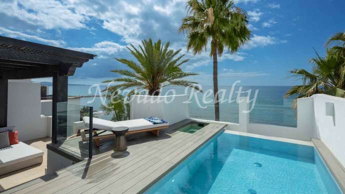 Penthouse in Marina de Puente Romano with sea views for sale