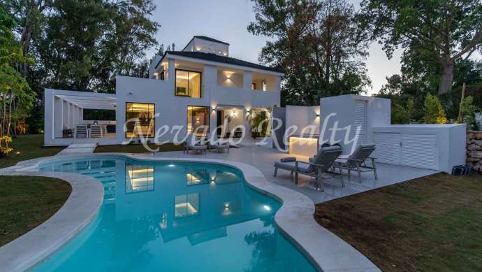 Villa en Nueva Andalucía con vistas a la montaña en venta
