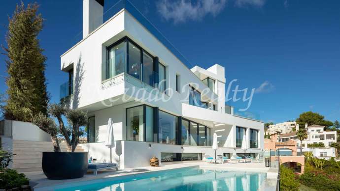 Villa avec vue panoramique sur la mer dans l'urbanisation La Quinta à vendre