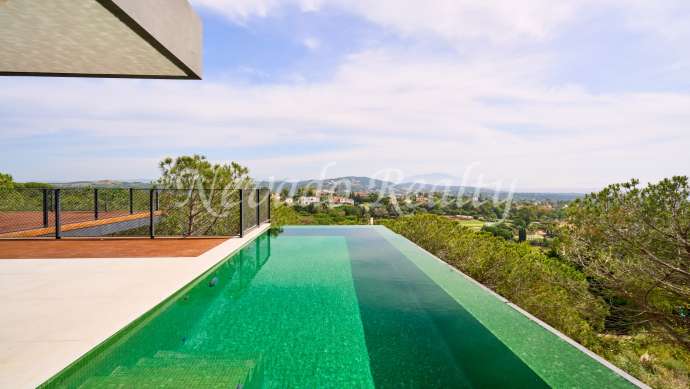 Villa en Sotogrande avec vue sur le golf et la mer à vendre