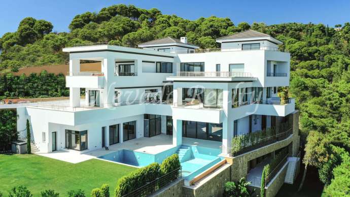 Villa en Benahavis con vistas panorámicas al mar, la montaña y el golf en venta