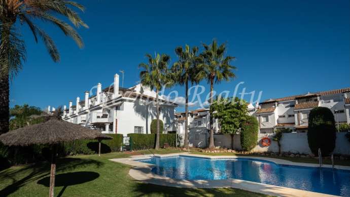 Casa adosada de 3 dormitorios en alquiler de larga temporada en Los Naranjos de Marbella.