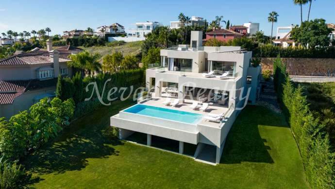 Villa à Nueva Andalucia à vendre.