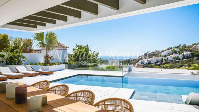 Villa in Benahavís with sea and mountain views next to golf course for sale