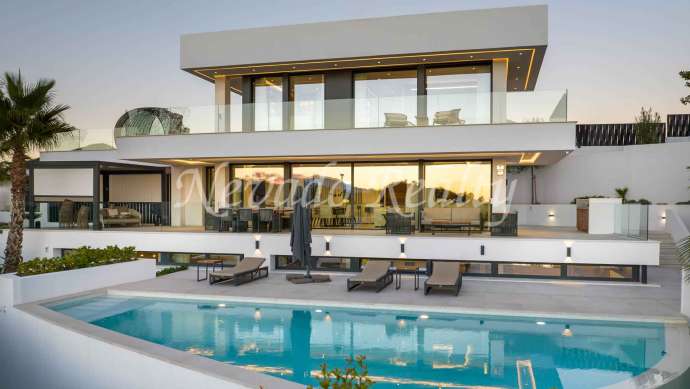 Villa en Nueva Andalucía con vistas al mar en venta