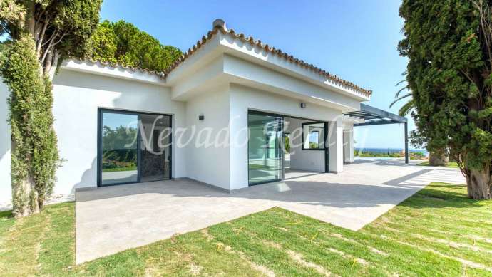Villa à Elviria de plain-pied avec vue sur la mer à vendre