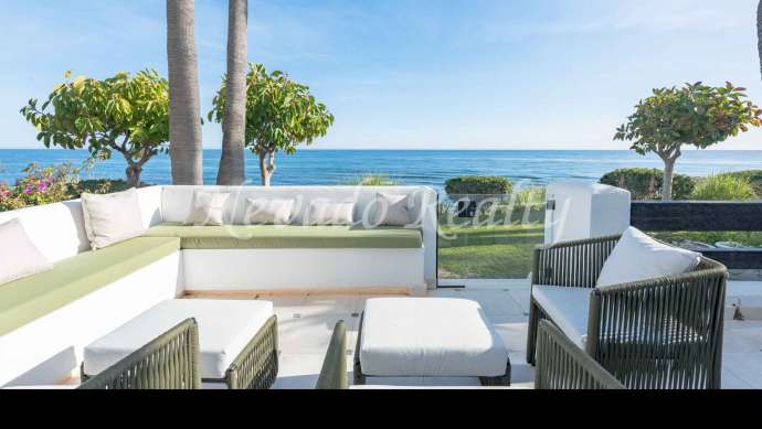 Frontline beach flat in Marina Puente Romano for sale