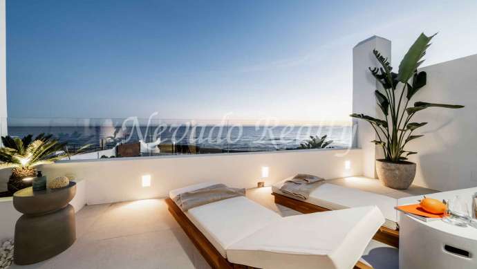 Beachfront townhouse in Marbella East with panoramic sea views.
