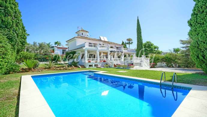 Villa in Valdeolletas with sea and mountain views for sale