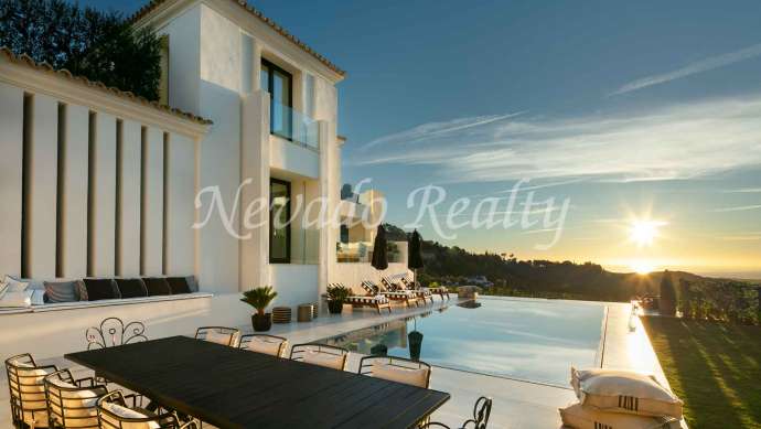 Villa dans l'Urbanisation El Madroñal avec vue panoramique sur la mer à vendre