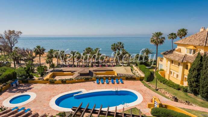 Frontline beach penthouse in Río Real Playa for sale