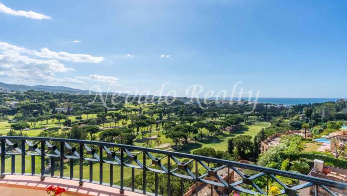 Penthouse in Rio Real Golf Urbanization with panoramic views for sale