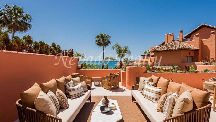 Front line penthouse in Los Monteros Playa for sale