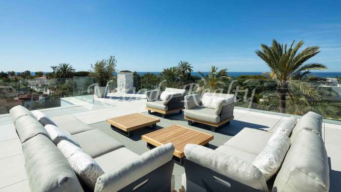 Villa in Marbella East very close to the beach for sale