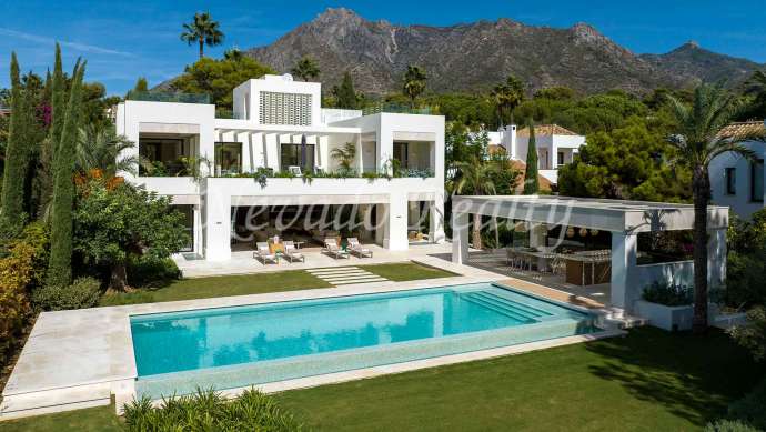 Villa design à vendre dans l'urbanisation Altos Reales