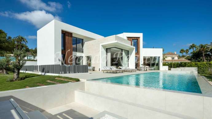 Frontline golf villa in Las Brisas Golf with panoramic views for sale