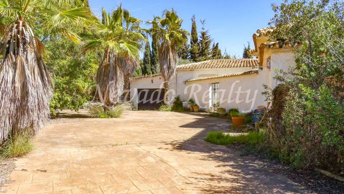 Villa a reformar en Marbella muy cerca de la ciudad en venta