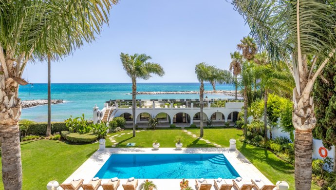 Beachfront villa Marbella Puerto Banus