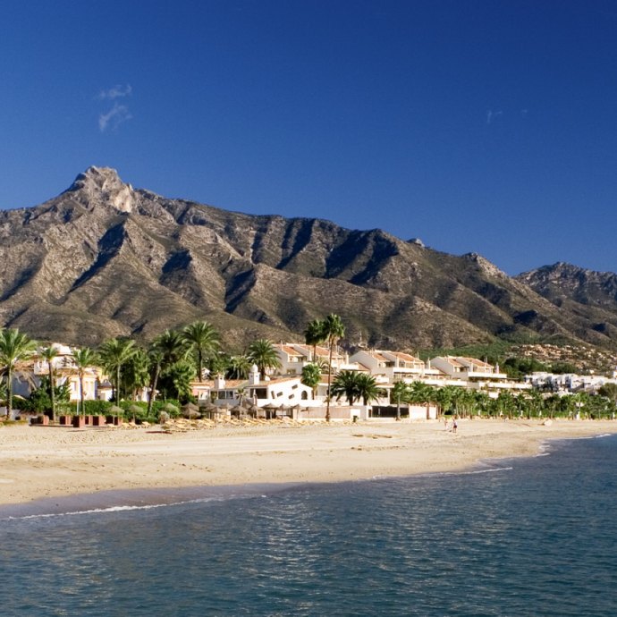 Vista de Sierra Blanca desde la playa en Marbella