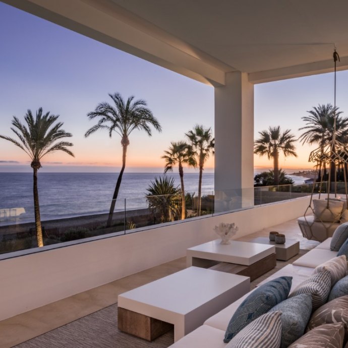 Nueva Milla de Oro, Espectacular Villa Moderna en primera Línea de Playa al oeste de Marbella