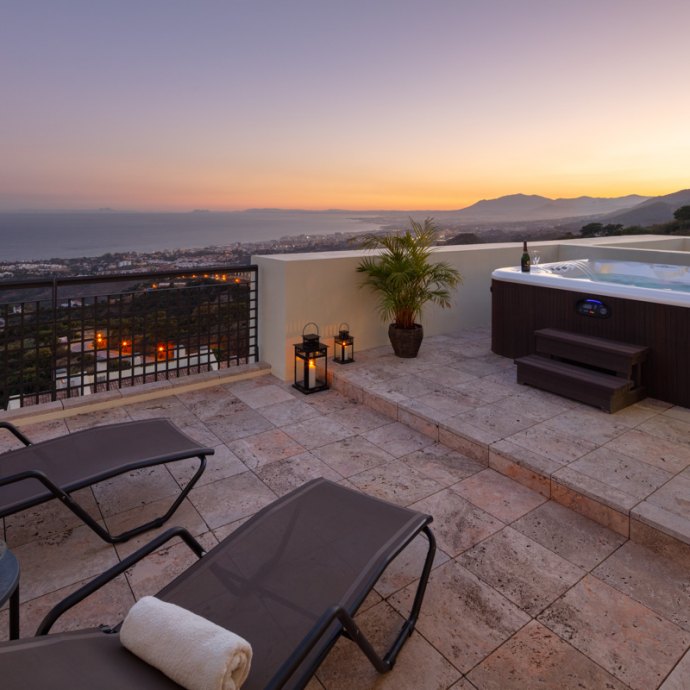 Los Altos de los Monteros, Ático duplex con fántasticas vistas de la costa