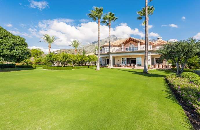 Classic Marbella villa between mountain and sea