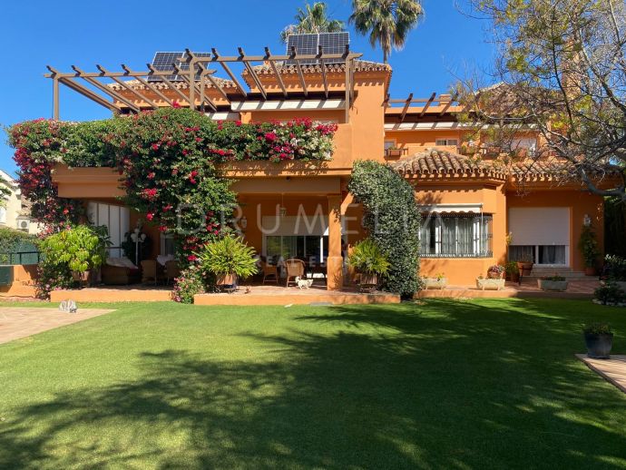 Elegante villa mit 5 Schlafzimmern in einer prestigösen geschlossenen Anlage in Nueva Andalucía