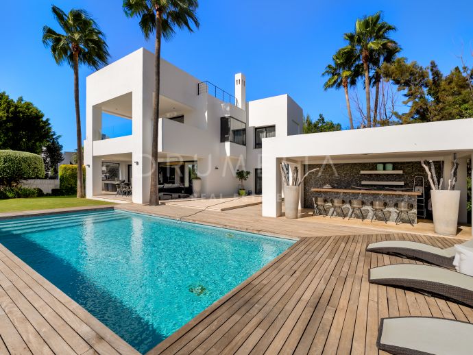 Preciosa villa moderna en Altos de Puente Romano, Marbella Milla de Oro