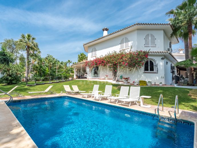 Villa in Andalusische stijl met ruime tuin, zwembad en uitzicht op de bergen in het prestigieuze Rocio de Nagüeles, Marbella Golden Mile