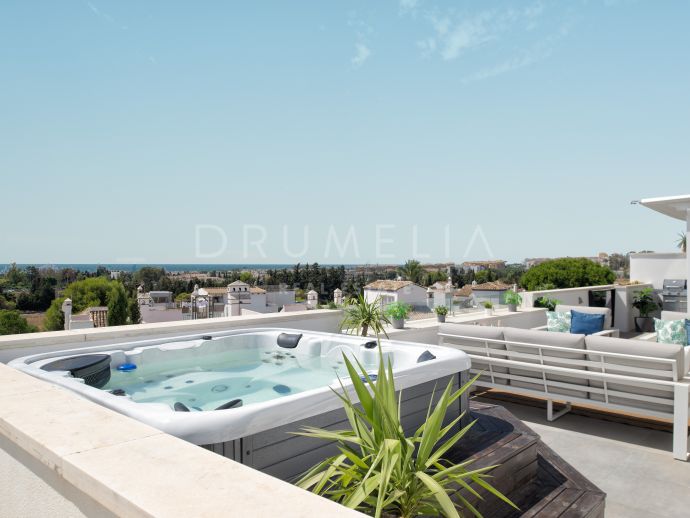 Geräumiges Penthouse mit Blick auf das Meer und die Berge in der Nähe von Puerto Banús