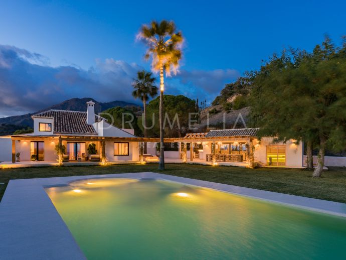 Villa completamente renovada con impresionantes vistas panorámicas al mar y a la montaña y 6 dormitorios en Estepona