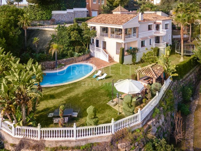 Encantadora villa de estilo mediterráneo con piscina, amplio jardín y vistas panorámicas en El Paraíso, Benahavís