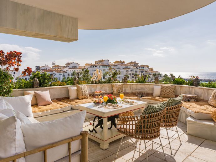 Uniek penthouse aan het strand met prachtig uitzicht en zwembad in Puerto Banus, Marbella.