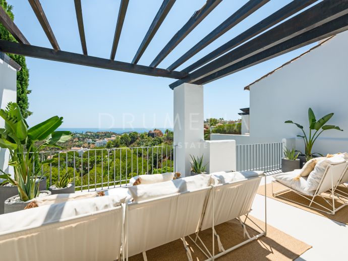 Lujoso Ático Dúplex de 3 Dormitorios con Vistas Panorámicas al Mar en el Campo de Golf La Quinta