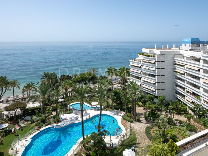 Geniet van ongeëvenaard zeezicht in dit appartement met 2 slaapkamers aan het strand in het hart van Marbella