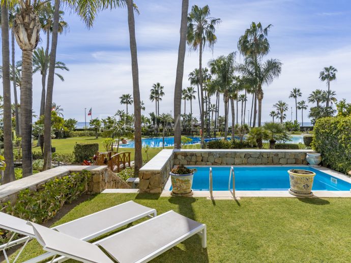 Elegante Wohnung genau am Meer mit privatem Pool in geschlossener Urbanisation, Puerto Banús