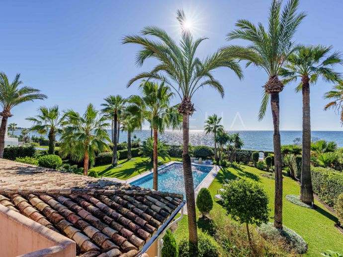 Villa de lujo en primera línea de playa con espectaculares vistas al mar en la nueva Milla de Oro.