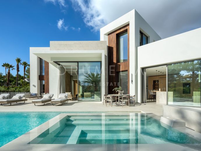 Brand-new: Luxurious Frontline Golf Villa with Modern Design and Stunning Views in Nueva Andalucía