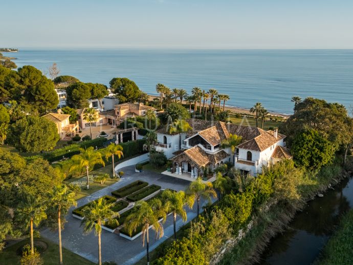 Villa Cisne - Villa méditerranéenne en bord de mer avec 8 chambres et potentiel de rénovation à El Paraiso Barronal, Estepona