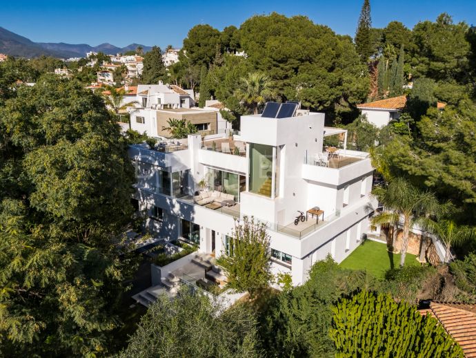 Villa méditerranéenne moderne dans une communauté fermée avec piscine privée et jardin à Nueva Andalucia