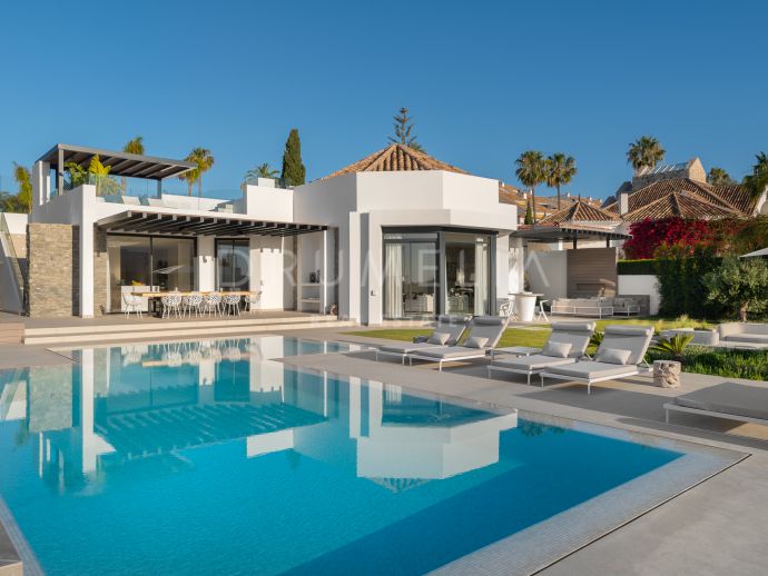 Frontline Golf: Exquisite 5-Bedroom Villa with Panoramic Views Over Marbella's Golf Valley