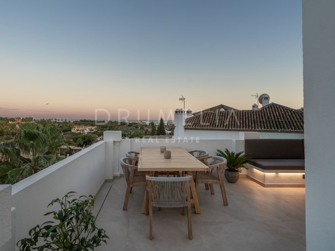 Duplex penthouse moderne au cœur de Nueva Andalucía.