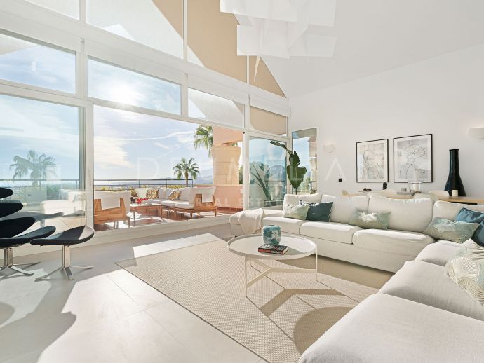 Luxe Duplex Penthouse met Privé Zwembad en Panoramisch Uitzicht in Magna Marbella