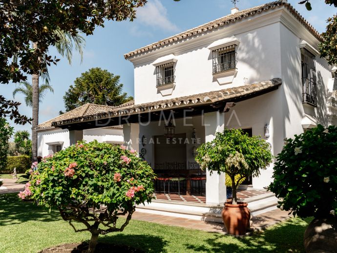 Villa Colonial de 5 dorñitorios con doble parcela en San Pedro Playa