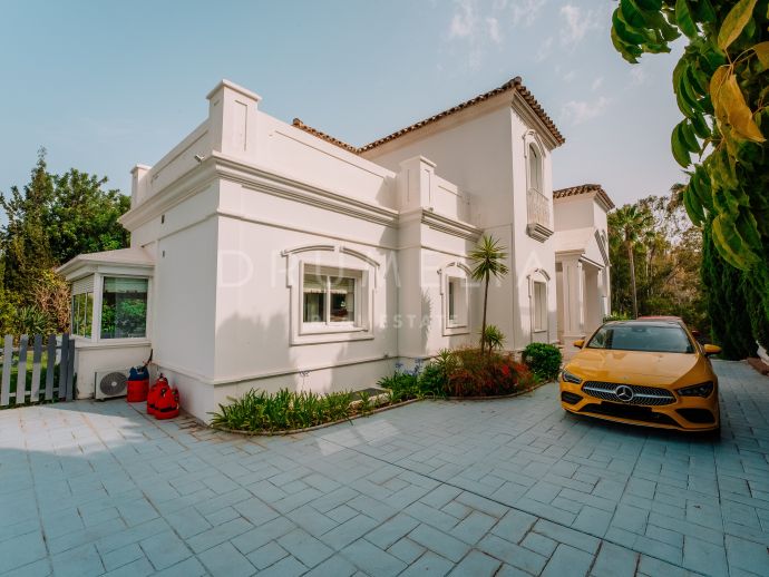 Klassische Villa zu verkaufen in El Herrojo Alto, Benahavis