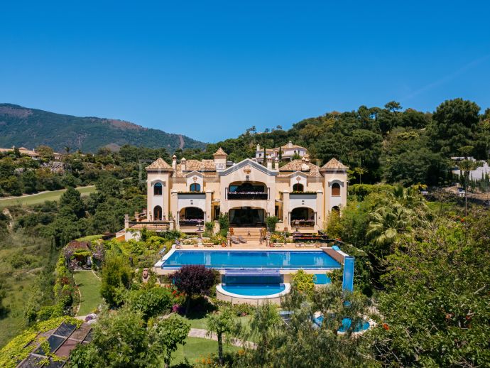 Exclusive Classic Luxury House with 3 Swimming Pools in La Zagaleta, Benahavis